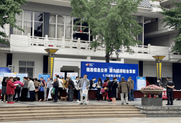和平區(qū)成功舉辦第13屆'5.15政務(wù)公開日'政策咨詢活動(dòng)，重點(diǎn)提供衛(wèi)健及社會(huì)經(jīng)濟(jì)咨詢服務(wù)